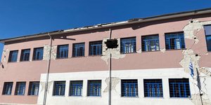 Ζημιές από το σεισμό στο 6ο δημοτικό σχολείο στο Δαμάσι 