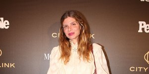 Η Σήλια Δραγούνη με φόρεμα και μπότες