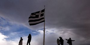 Η σημαία της Ελλάδας με φόντο συννεφιασμένο ουρανό