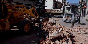 Συντρίμμια στη Θεσσαλία μετά τον σεισμό 6 Ρίχτερ