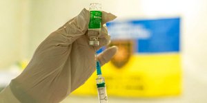 Σύριγγα με το εμβόλιο της AstraZeneca