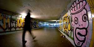 Σκιά άνδρα σε υπόγεια διάβαση του Βερολίνου στη Γερμανία