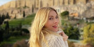 Η ηθοποιός Σμαράγδα Καρύδη με φόντο την Ακρόπολη