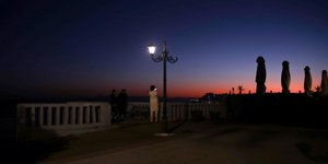 Εντυπωσιακά χρώματα στον ορίζοντα από την Καστέλα του Πειραιά