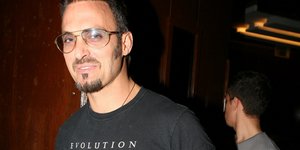 Ο Σπύρος Πώρος με μαύρο μπλουζάκι