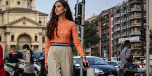 γυναίκα με πλεκτό και παντελόνι στην εβδομάδα μόδας