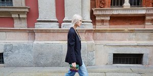 Γυναίκα με τζιν και σακάκι στο δρόμο