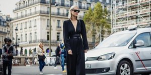 γυναίκα με μαύρο φόρεμα