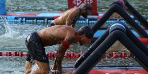 παίκτες αγωνίζονται στο Survivor 4