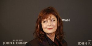 Η Σούζαν Σάραντον κοιτάζει στο πλάι