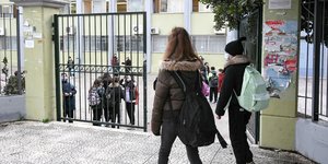 Μαθητές φτάνουν στο σχολείο τους