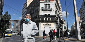 Ενας ηλικιωμένος περπατά στη Σταδίου