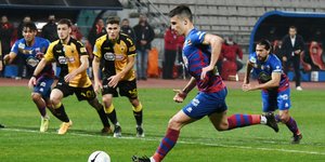 Ο Τάσος Δουβίκας σκοράρει στο Βόλος-ΑΕΚ