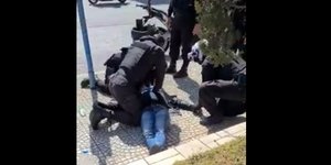 Αστυνιμικός κάνει τεχνητή αναπνοή σε λιπόθυμο άνδρα