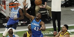 Ο Θανάσης Αντετοκούνμπο σε φάση κόντρα στους Πέισερς