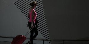 Μια γυναίκα με τη βαλίτσα της στο Ελ. Βενιζέλος