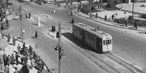 Τραμ σε μια από τις κύριες οδούς της Αθήνας μπροστά από το κτίριο της Εθνικής Βιβλιοθήκης