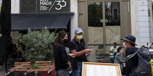 τρεις εξω απο καφε