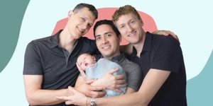 οι τρεις άνδρες αγκαλιά με το μωρό τους