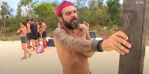 O Τριαντάφυλλος μιλάει σε κούτσουρο