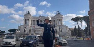 Η πρώτη γυναίκα τροχονόμος της Πιάτσα Βενέτσια