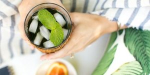 γυναίκα κρατά ποτήρι με το τσάι Yaupon