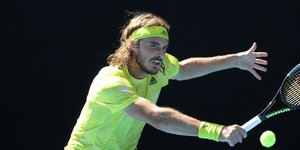 Ο Στέφανος Τσιτσιπάς υποδέχεται το μπαλάκι