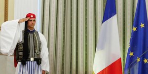 Ενας τσολιάς σε χαιρετισμό