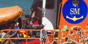 Μετανάστες από την Αφρική σε βάρκα