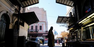 Ενας κρεοπώλης μπροστά στην είσοδο της Βαρβακείου αγοράς