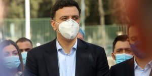 Ο Βασίλης Κικίλιας με μάσκα
