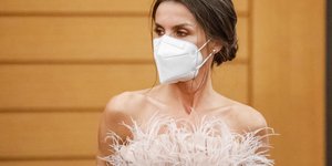 Η βασίλισσα Λετίθια της Ισπανίας με στράπλες μπλούζα με φτερά