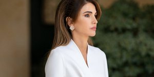 η βασίλισσα Ράνια με λευκό φόρεμα