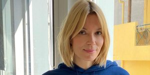 H Βίκυ Καγιά με φούτερ μπλε και τζιν παντελόνι