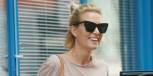 H Bίκυ Καγιά με μαύρα γυαλιά ηλίου