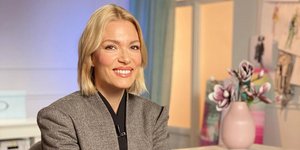 Η Βίκυ Καγιά με σακάκι