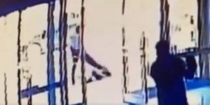 Άνδρας κλοτσά βίαια γυναίκα στη Νέα Υόρκη
