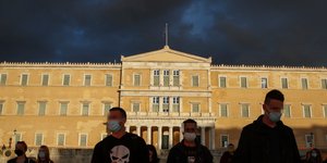 Διαμαρτυρία έξω από τη Βουλή
