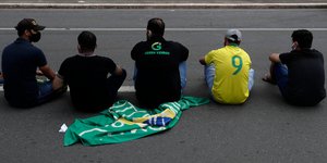 Διαδηλωτές στη Βραζιλία κάθονται στον δρόμο