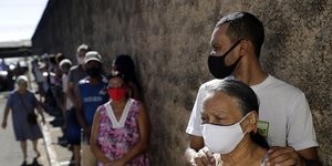 Βραζιλιάνοι περιμένουν στην ουρά να εμβολιαστούν