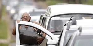 Βραζιλιάνος έξω από το αυτοκίνητό του