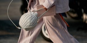 γυναίκα με τσάντα στο δρόμο