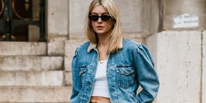 γυναίκα με τζιν στην εβδομάδα μόδας