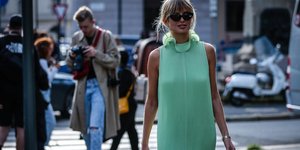 γυναίκα με φόρεμα στην εβδομάδα μόδας