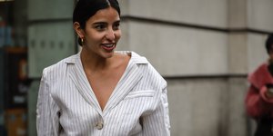 γυναίκα με πουκάμισο στην εβδομάδα μόδας