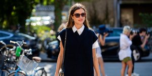 γυναίκα με γιλέκο και γυαλιά στην εβδομάδα μόδας