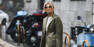 γυναίκα με σακάκι και τοπ στην εβδομάδα μόδας