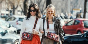 γυναίκες με κοσμήματα και γυαλιά στην εβδομάδα μόδας