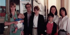 Ο Γούντι Άλεν και η Μία Φάροου με τα παιδιά τους 