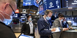 Χρηματιστές στην Γουόλ Στριτ κοιτάζουν τα τάμπλετ τους